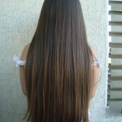 Rutina capilar de una niña rubia